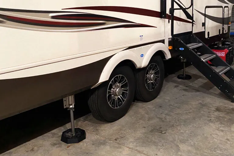 Fifth wheel parked with SnapPads on its landing gear